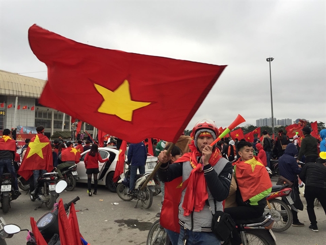 Xe cho U23 Viet Nam dieu hanh ve toi Quang truong Ba Dinh sau 6 gio cho doan duong 30km