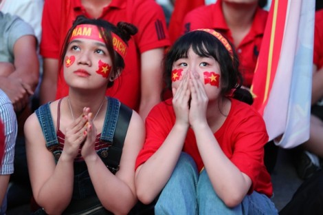 Gạt nỗi buồn thua trận, người hâm mộ Sài Gòn vẫn xuống đường chúc mừng những người hùng U23 Việt Nam