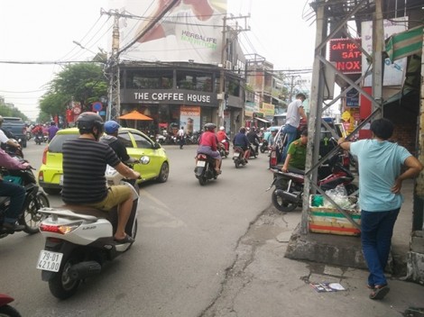 Va quệt giao thông, thanh niên mặc đồ Grabbike đâm người trọng thương