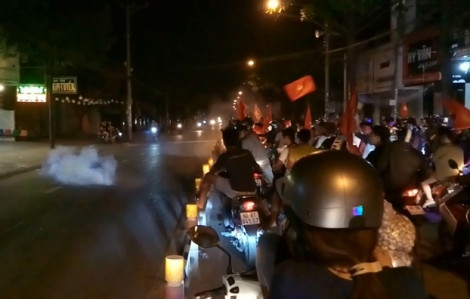 Hàng trăm 'quái xế' Biên Hòa gầm rú, đốt pháo quậy phá xuyên đêm