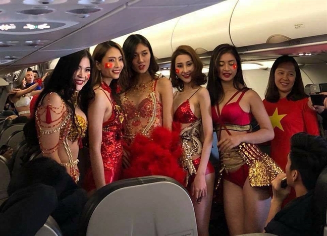 Trinh dien bikini phan cam tren chuyen bay cho U23 Viet Nam: Vietjet Air bi phat 40 trieu