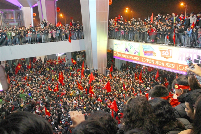 Cong Phuong cung dong doi bi mat roi san bay truoc vong vay cua hang van nguoi