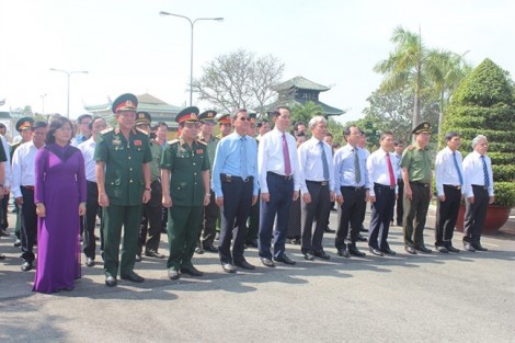 Chủ tịch nước dâng hương tại nghĩa trang liệt sĩ và tặng quà mẹ Việt Nam anh hùng tỉnh Đồng Nai