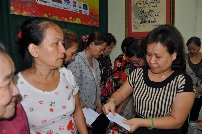 Bao Phu Nu danh gan 1.300 phan qua tet cho nguoi ngheo