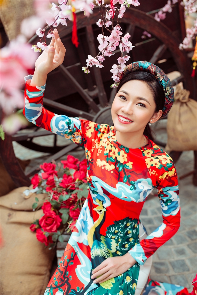 Ao dai doi hoa tiet ruc ro cho ngay le tinh nhan