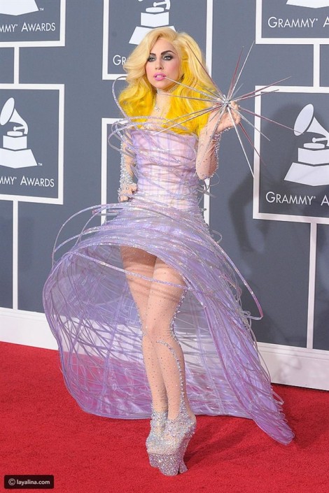 Thời trang từ quái dị đến quyến rũ trên thảm đỏ của Lady Gaga