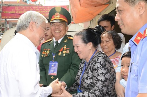 Tổng Bí thư Nguyễn Phú Trọng thăm hầm chứa vũ khí của biệt động Sài Gòn