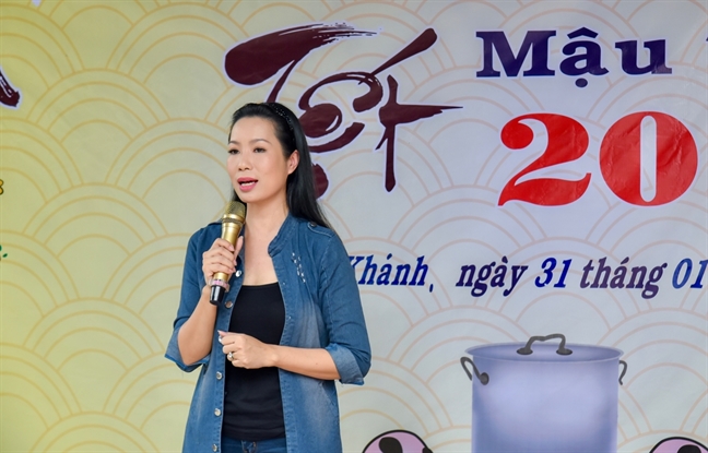 Trinh Kim Chi trao qua Tet cho 150 gia dinh kho khan o Tay Ninh