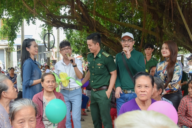 Trinh Kim Chi trao qua Tet cho 150 gia dinh kho khan o Tay Ninh