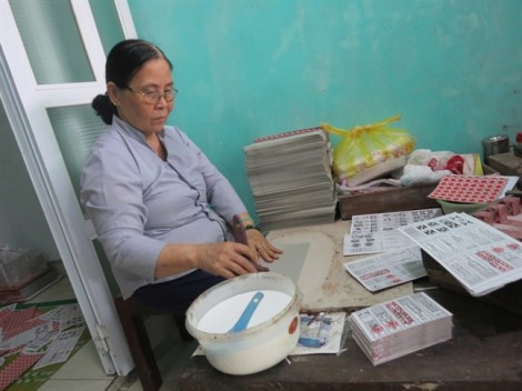 Người phụ nữ độc nhất làm bài tới dân gian xứ Huế