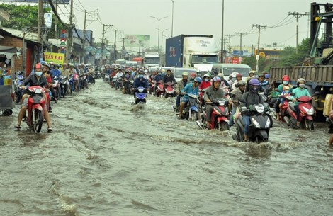 Hàng nghìn người Sài Gòn vượt 'biển nước' vào sáng sớm vì triều cường cao bất ngờ