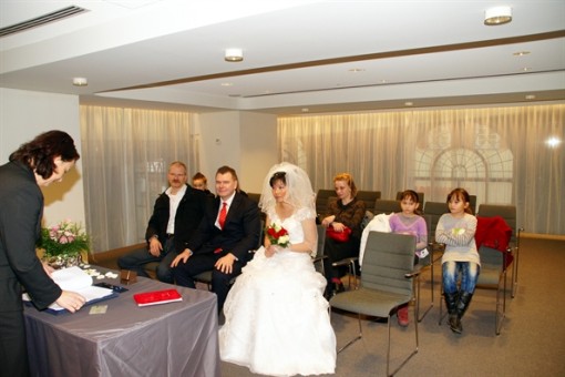 Chồng Đức trố mắt kinh hãi nhìn vợ Việt hăng say gặm chân gà