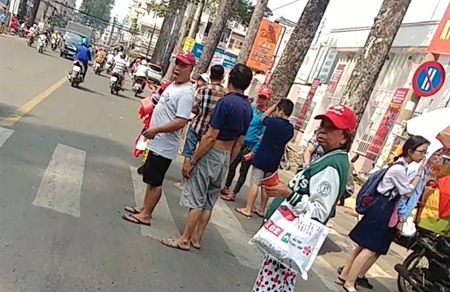 Nguoi ham mo vat va doi nang cho, 'co' rao ban 200.000 dong/ve giao luu voi U23 Viet Nam