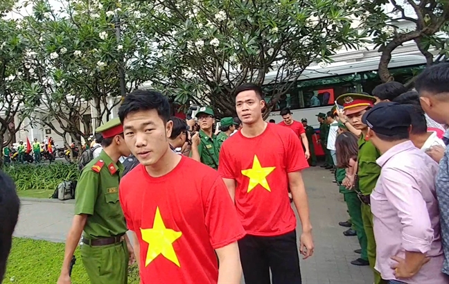 U23 Viet Nam dang huong tai tuong dai Chu tich Ho Chi Minh tren duong di bo Nguyen Hue