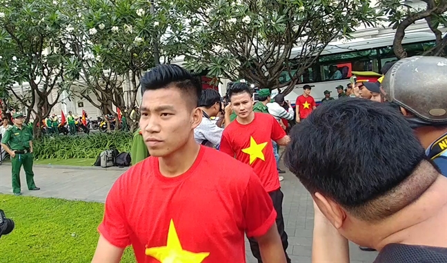 U23 Viet Nam dang huong tai tuong dai Chu tich Ho Chi Minh tren duong di bo Nguyen Hue