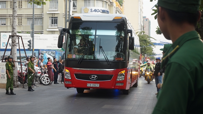 U23 Viet Nam dang huong tai tuong dai Chu tich Ho Chi Minh tren duong di bo Nguyen Hue