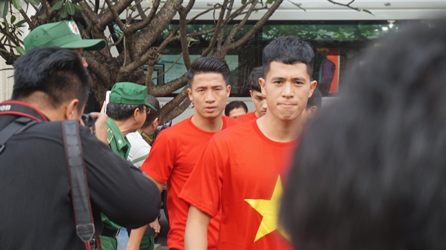 U23 Viet Nam dang huong tai tuong dai Chu tich Ho Chi Minh tren duong di bo Nguyen Hue