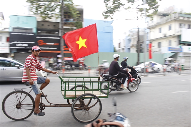 Van nguoi ham mo ho reo khi doan xe U23 Viet Nam den san Thong Nhat