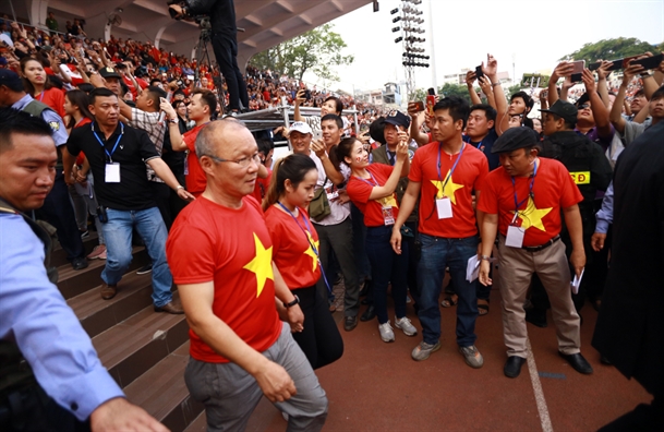 Dan cau thu 'hot boy' U23 Viet Nam tren san khau giao luu voi co dong vien TP.HCM