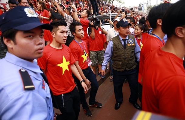 Dan cau thu 'hot boy' U23 Viet Nam tren san khau giao luu voi co dong vien TP.HCM