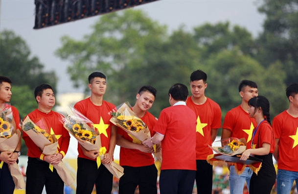 Dan cau thu 'hot boy' U23 Viet Nam tren san khau giao luu voi co dong vien TP.HCM