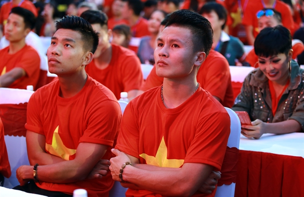 Dan cau thu 'hot boy' U23 Viet Nam tren san khau giao luu voi co dong vien TP.HCM