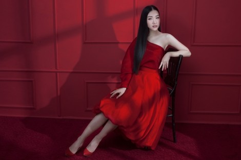 ‘Nàng thơ xứ Huế’ rực rỡ sắc đỏ với trang phục của Đỗ Mạnh Cường