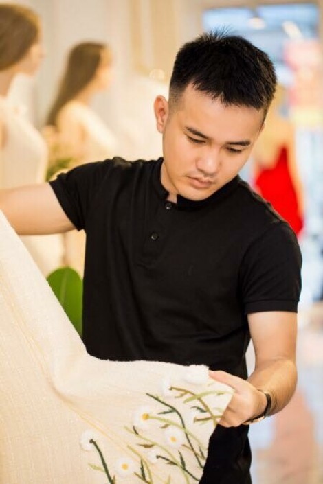Nhà thiết kế Lê Thanh Hòa gợi ý cách mặc đẹp với màu vàng rực rỡ trong dịp Tết