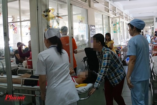 Trẻ rách toác bàn tay vì tự chế pháo tết