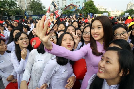 Hoa hậu Đỗ Mỹ Linh: ‘Người trẻ hiện nay có phần quên đi áo dài truyền thống’