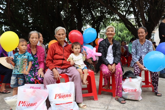 Bao Phu Nu TP.HCM tang qua tet cho nguoi dan tinh Tay Ninh