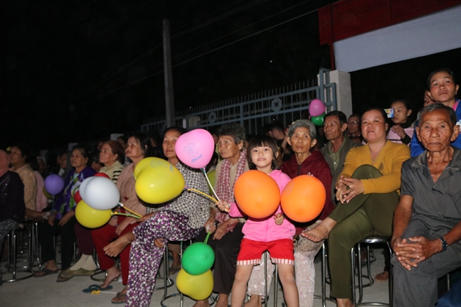 Bao Phu Nu mang qua tet len bien gioi