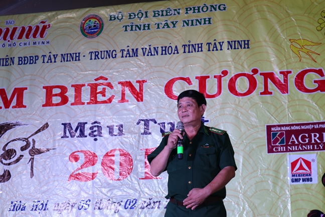 Bao Phu Nu mang qua tet len bien gioi