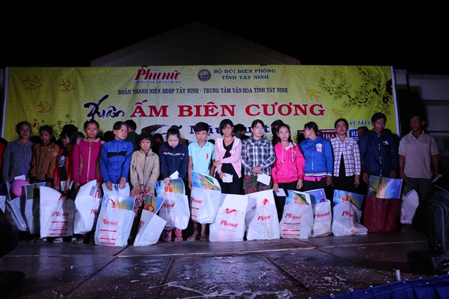 Bao Phu Nu mang qua tet len bien gioi