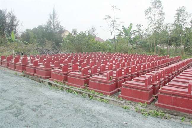 Nguoi cuu chien binh lay tien sua nha de quy tap 500 ngoi mo vo chu trong lang