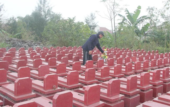 Nguoi cuu chien binh lay tien sua nha de quy tap 500 ngoi mo vo chu trong lang