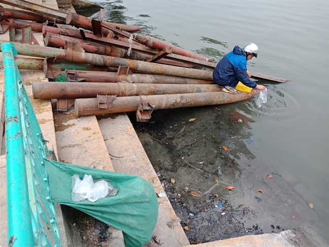 Nguoi dan Ha Noi tha ca chep tien ong Cong ong Tao ve troi