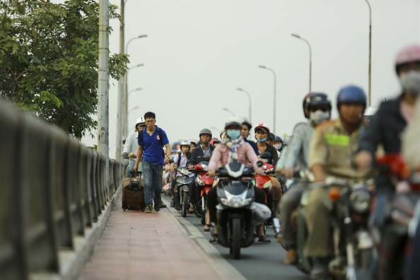 Dan vac hanh ly, toat mo hoi vuot bien nguoi de kip vao ben xe Mien Dong