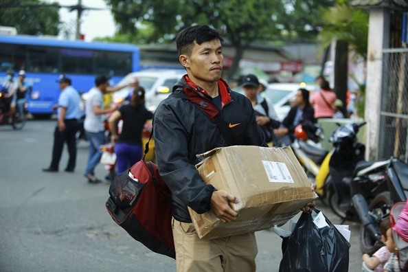 Dan vac hanh ly, toat mo hoi vuot bien nguoi de kip vao ben xe Mien Dong