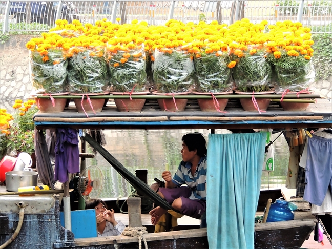 Di cho noi mua hoa tet o Sai Gon