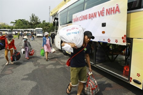 Hơn 800 người nghèo miền Trung về quê đón tết bằng vé xe miễn phí