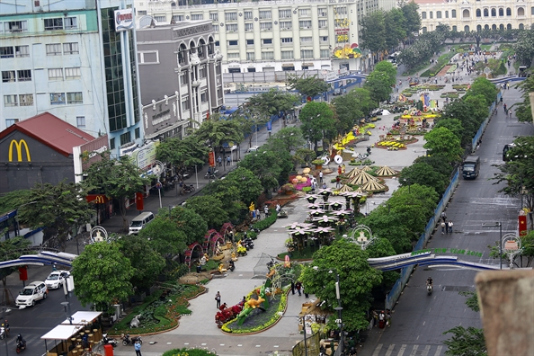 Cong nhan gap rut thi cong duong hoa Nguyen Hue truoc gio khai mac