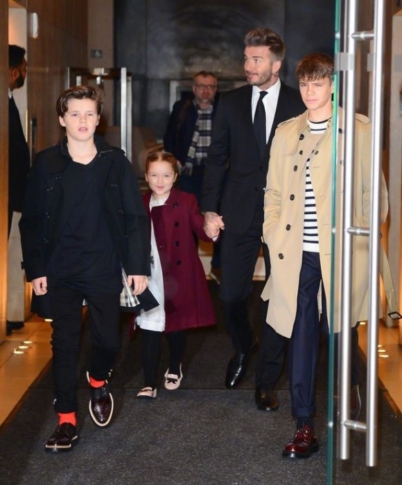 David Beckham va cac con 'len do' sang chanh trong show dien cua Victoria