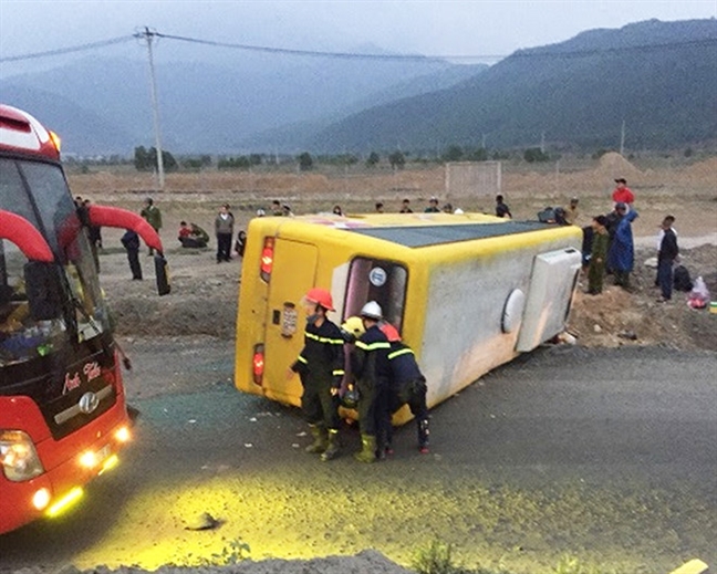 Lat xe khach ngay 27 tet, 2 nguoi chet,11 nguoi bi thuong