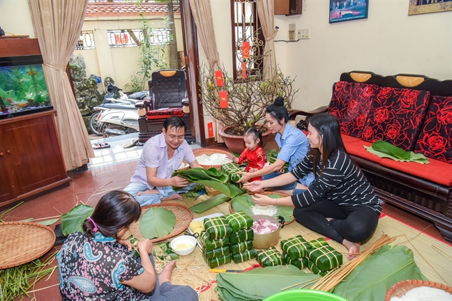 A hau Trinh Kim Chi hanh phuc cung gia dinh chuan bi don tet co truyen