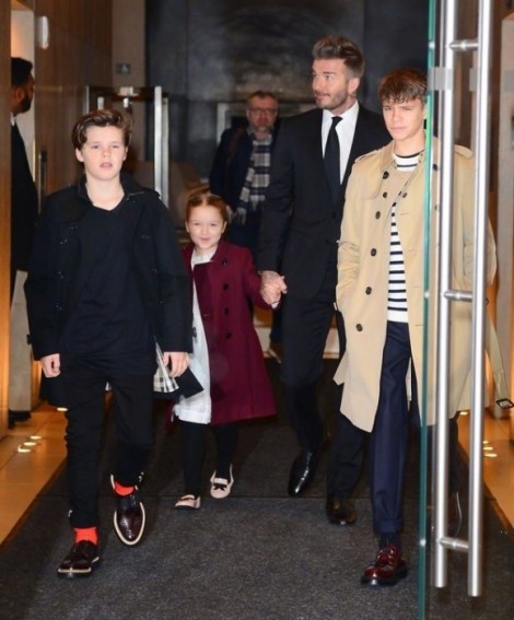 David Beckham và các con 'lên đồ' sang chảnh trong show diễn của Victoria