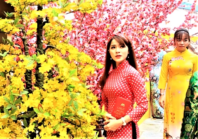 Muon sac ao dai 'co Ba' tren pho xuan Sai Gon