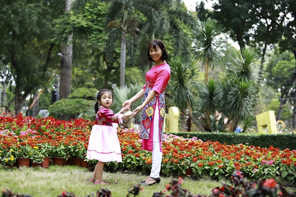 Du khach tap nap du xuan, ngam ky hoa di thao o hoi hoa lon nhat Sai Gon