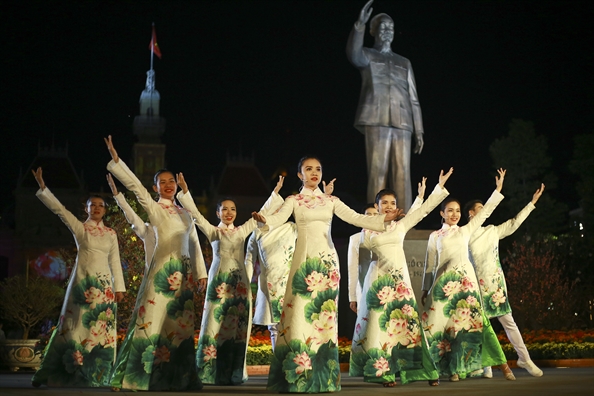 Duong hoa Nguyen Hue chinh thuc mo cua don khach tham quan xuan Mau Tuat