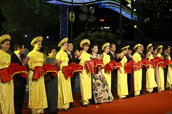 Duong hoa Nguyen Hue chinh thuc mo cua don khach tham quan xuan Mau Tuat